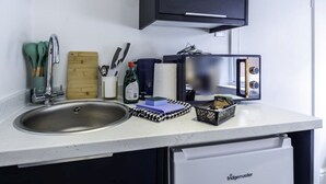 Eine Küche mit Spüle, Schneidebrett, Toaster und Geschirrspüler.