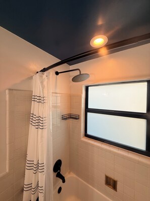 Hair dryer, towels, soap, toilet paper - Coastal 2-bed Bungalow with Comfy King's, a Steamy Spa & AC in sunny Cape Coral (Cape Coral)