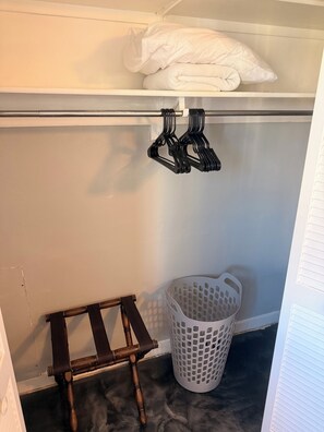 Interior - Coastal 2-bed Bungalow with Comfy King's, a Steamy Spa & AC in sunny Cape Coral (Cape Coral)