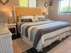 2 bedrooms, iron/ironing board, WiFi, bed sheets - Coastal 2-bed Bungalow with Comfy King's, a Steamy Spa & AC in sunny Cape Coral (Cape Coral)