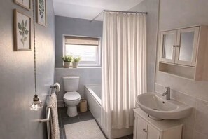 Shower, hair dryer, towels, soap - Peak View Terrace 2BR in Buxton, Peak District with Parking (Buxton)