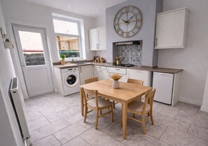Dining - Peak View Terrace 2BR in Buxton, Peak District with Parking (Buxton)