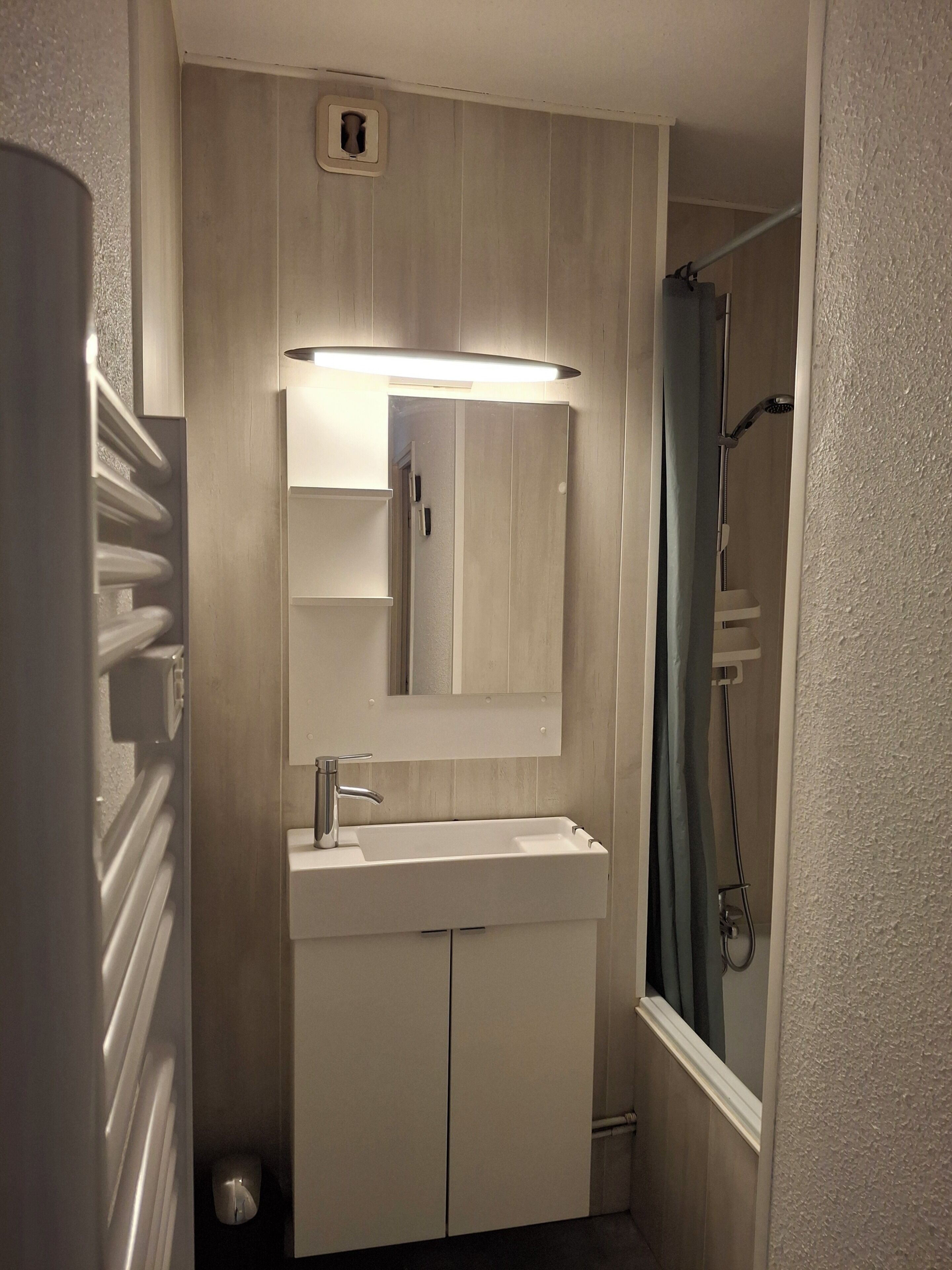 Regadera, secadora de cabello, papel de baño 