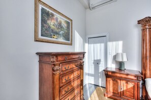 Interior - Modern 2BR in Le Village | Sleeps 6 (Montreal)