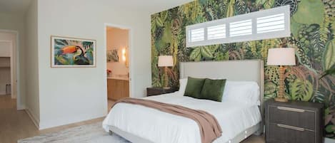 Tabla de planchar con plancha, wifi gratis y ropa de cama