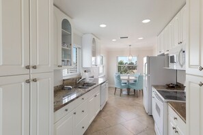 Private kitchen - Charming Coastal Stay on Anna Maria Island (Bradenton Beach)