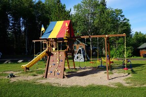 Children’s area - Cozy 1-bedroom cabin in serene of Lake Vermilion with AC (Buyck)