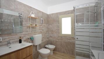 Doccia, asciugacapelli, bidet