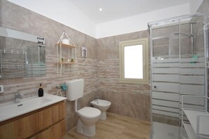 Shower, hair dryer, bidet - Stunning private villa for 6 guests with private pool, WIFI, A/C, patio and pets allowed (Comiso)