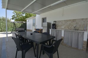 Outdoor dining - Wonderful private villa for 6 guests with private pool, A/C, WIFI, patio and pets allowed (Comiso)
