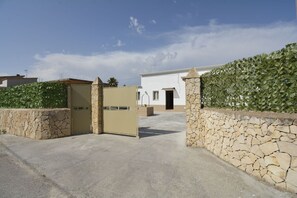 Exterior - Wonderful private villa for 6 guests with private pool, A/C, WIFI, patio and pets allowed (Comiso)