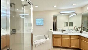 Douche, sèche-cheveux, serviettes fournies, shampoing