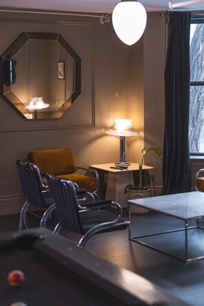 Interior - Modern 3 Bedroom Downtown Flat with Parking (Montreal)
