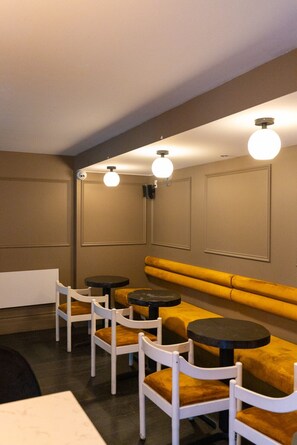 Dining - Modern 3 Bedroom Downtown Flat with Parking (Montreal)
