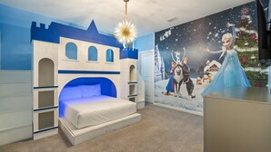 A bedroom with a bed, a wall mural, and a starry night scene. - Upstay Bella Vida Retreat w Pool, Cinema and Games (Kissimmee)