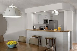 Dining -  2-bedroom condo at Marriott Resort in Hilton Head Island.  Great rate and fun (Hilton Head Island)