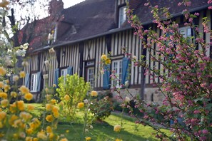Exterior detail - Bed and Breakfast 'Chambre - L'école' with Shared Terrace, Shared Garden and Wi-Fi (Courtonne-la-Meurdrac)