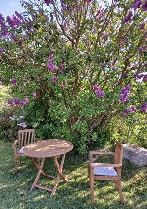 Outdoor dining - Guest Room 'Chambre - Les Toits' with Shared Terrace, Communal Garden and Wi-Fi (Courtonne-la-Meurdrac)