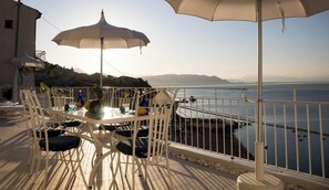 Outdoor dining - Vrbo Property (Vietri sul Mare)