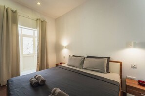 1 bedroom, desk, iron/ironing board, WiFi - Charming Bormla Stay | Terrace BBQ & Pool Table (Cospicua)