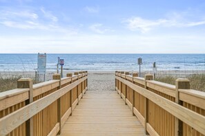 Plage, chaises longues