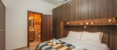 Desk, iron/ironing board, WiFi, bed sheets