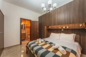 Desk, iron/ironing board, WiFi, bed sheets - Marsalforn Apartment Walk to Beach Seaside Living (Żebbuġ)