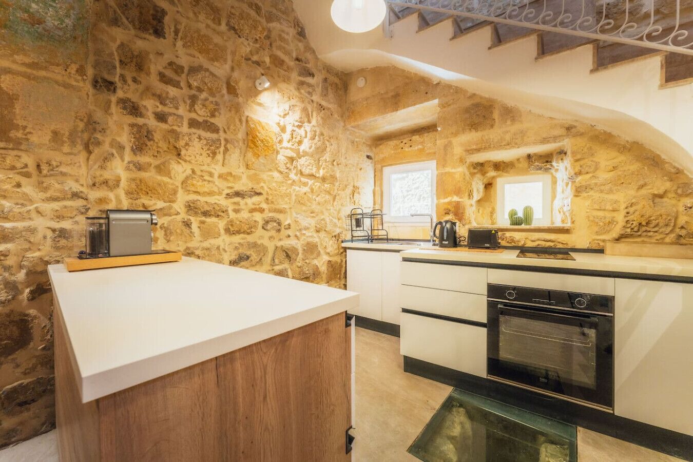 Refrigerador, horno, placa de cocina, silla alta para bebés