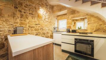 Refrigerador, horno, placa de cocina, silla alta para bebés
