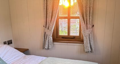 Cosy and Spacious Shepherd’s Hut for 2 . Peaceful Romantic Escape in New Forest