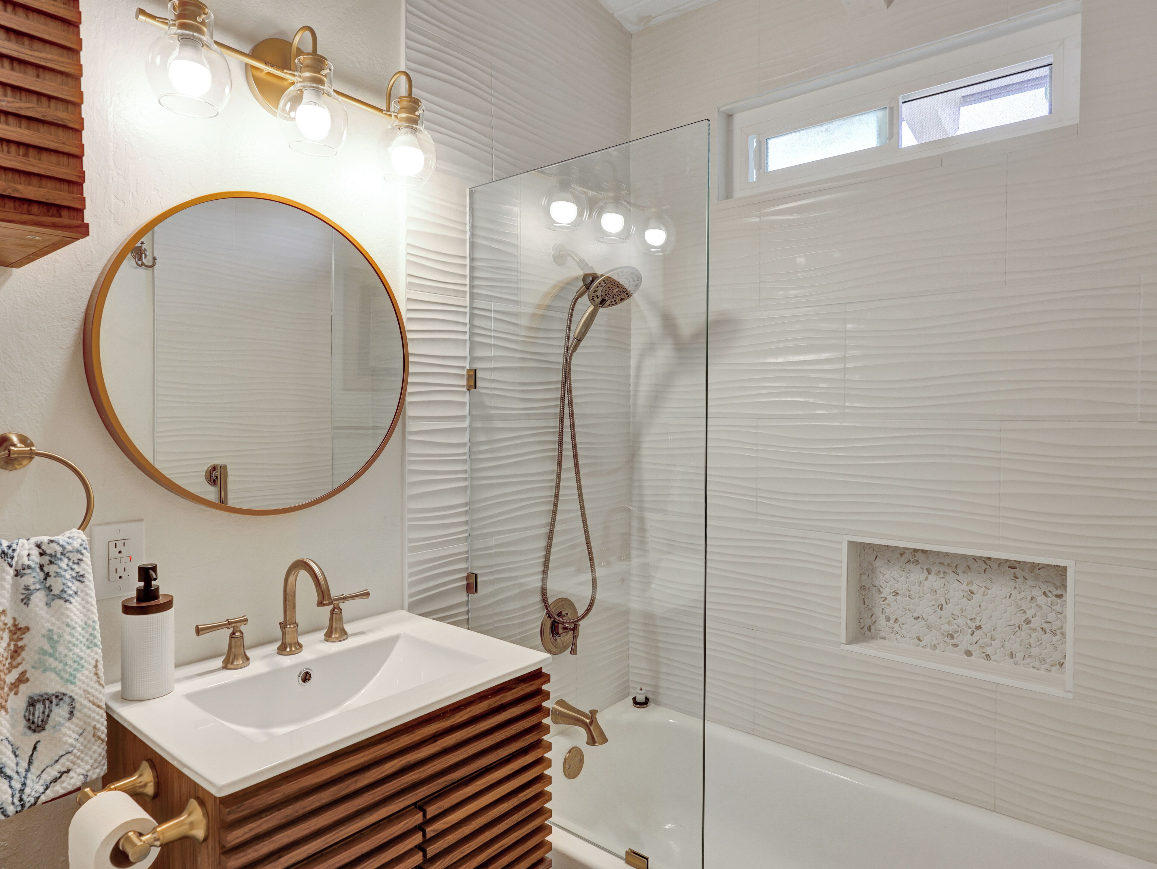 Secadora de cabello, toallas, jabón, papel de baño 