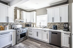 House | Private kitchen - Orange Queen LLC (East Orange)