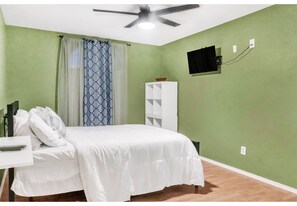 2 bedrooms, iron/ironing board, WiFi, bed sheets - Cozy Cozy 2 Bedroom Retreat Home in Prime Arlington Location (Arlington)
