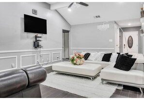 2 bedrooms, iron/ironing board, WiFi, bed sheets - Cozy Cozy 2 Bedroom Retreat Home in Prime Arlington Location (Arlington)