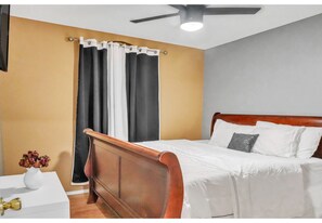 2 bedrooms, iron/ironing board, WiFi, bed sheets - Cozy Cozy 2 Bedroom Retreat Home in Prime Arlington Location (Arlington)