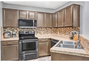 Private kitchen - Cozy Cozy 2 Bedroom Retreat Home in Prime Arlington Location (Arlington)