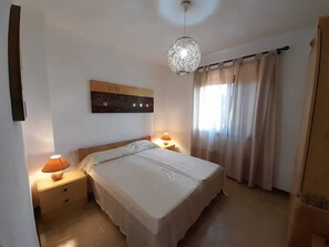 2 bedrooms, bed sheets - BAIA de BAHAS Apartments - Casa CRI Three-room apartment CSA/2 6 pax (Marinella)