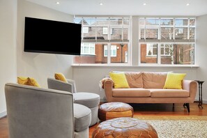 TV, books - Elegant Home in Belsize Park - Pass the Keys (London)