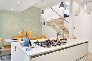 Fridge, microwave, oven, dishwasher - Elegant Home in Belsize Park - Pass the Keys (London)
