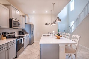 Fridge, microwave, oven, stovetop - 6BR Disney Home w/ Pool at Windsor Cay (Clermont)