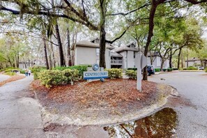 Property grounds - Relaxing Beach Condo w/Pool & Porch Access (Hilton Head Island)