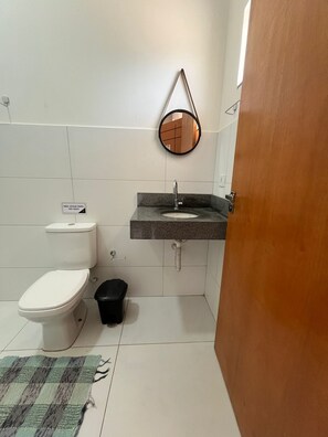 Classic Double or Twin Room | Bathroom | Shower, towels, soap, toilet paper - MODELO PRIME HOTEL (Ribas do Rio Pardo)