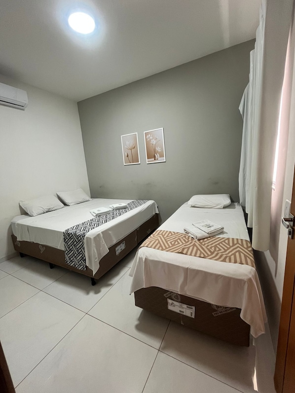 Classic Triple Room | Desk, laptop workspace, free WiFi