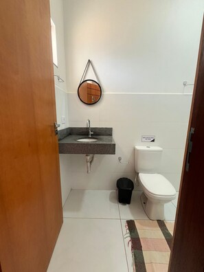 Classic Triple Room | Bathroom | Shower, towels, soap, toilet paper - MODELO PRIME HOTEL (Ribas do Rio Pardo)
