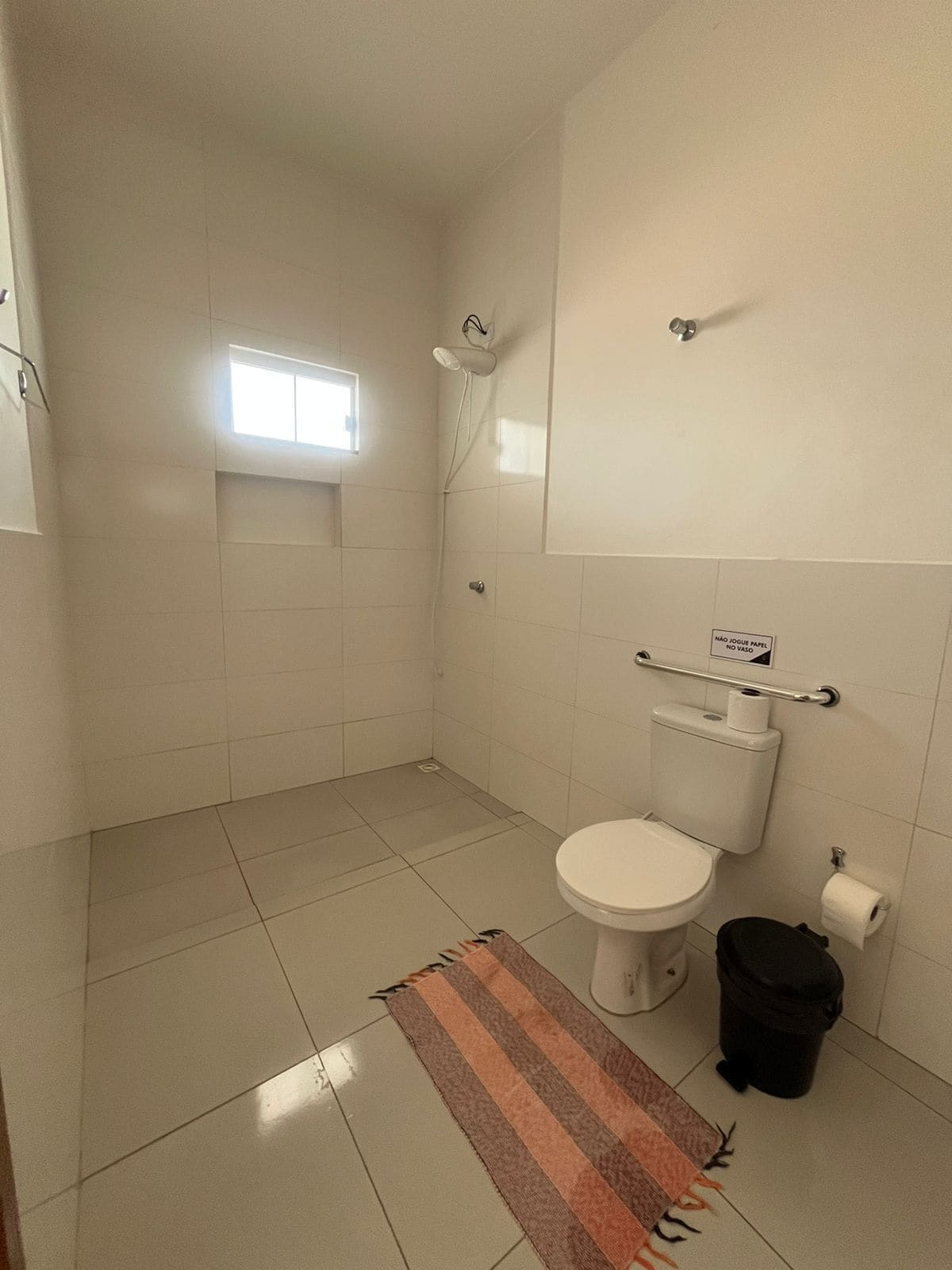 Habitación triple clásica | Baño | Ducha, toallas, jabón y papel higiénico