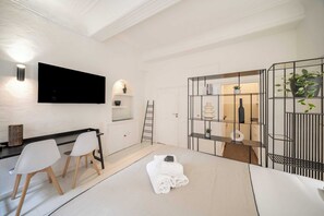 Casa | 1 habitación, tabla de planchar con plancha y ropa de cama 