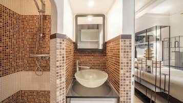 House | Bathroom | Hair dryer, towels, shampoo