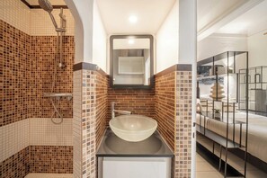 Casa | Baño | Secadora de cabello, toallas, shampoo 