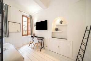 1 habitación, tabla de planchar con plancha y ropa de cama 
