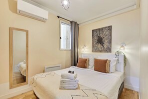 1 bedroom, laptop workspace, iron/ironing board, bed sheets - Charming Apartment With AC Center of Paris (Paris)